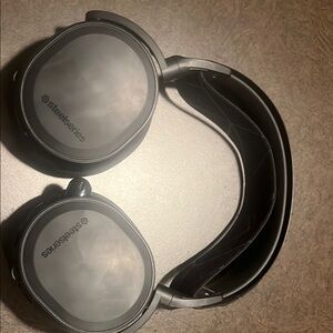 Black Headphones Steel Series 3 xbox/ps5/pc wires included new refund if needed